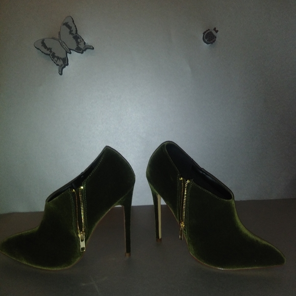 Shoes - Picture 2 of 3